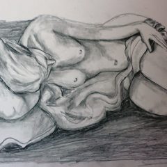 Steinskulptur liegend. Graphit 30 cm x 20 cm.